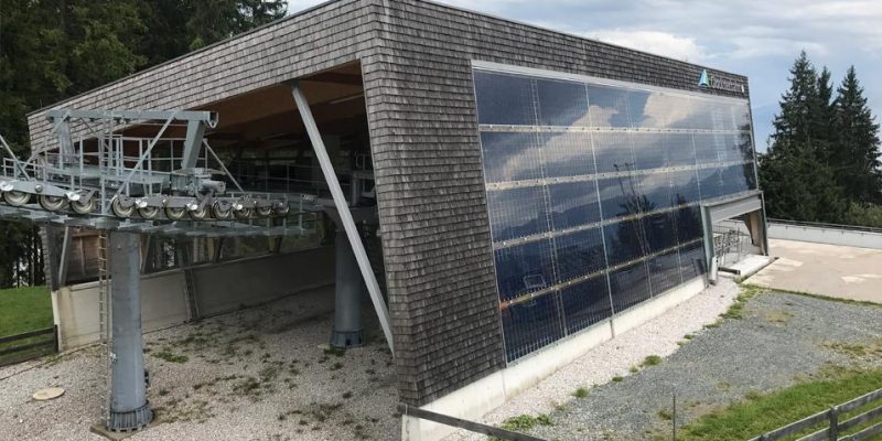 Aurinkokennolasit peittävät hiihtohissiaseman oikean, muuten harmaista paanuista koostuvan seinän Zell am Seessä Itävallassa.