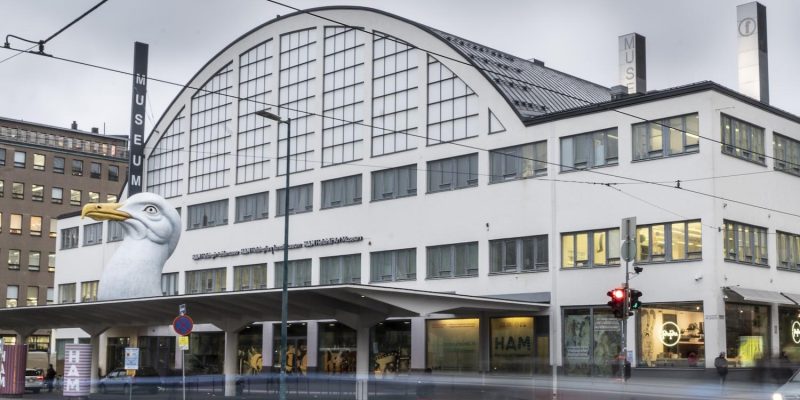 Okalux-julkisivulasit Tennispalatsin kaarevassa yläosassa.